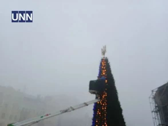 У Києві засяяла головна ялинка країни. Поки у тестовому режимі