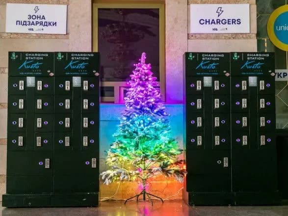 На вокзалах Укрзализныци установят бесплатные зарядные станции