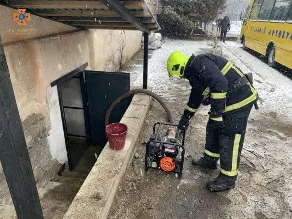 На захід України обрушилася негода: по областях підтоплення та снігопади