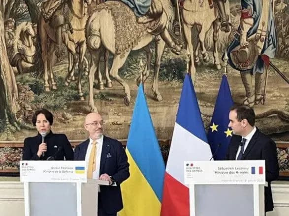 AMX-10, більше Caesar та боєприпасів: Резніков подякував Франції за військову допомогу Україні