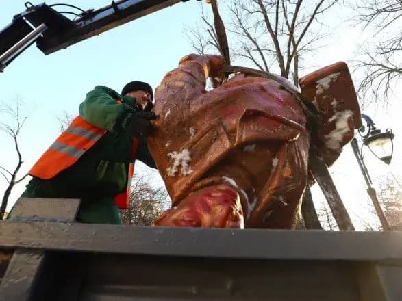 У Києві демонтували пам'ятник радянському льотчику Чкалову. Ватутіну та Щорсу - приготуватися