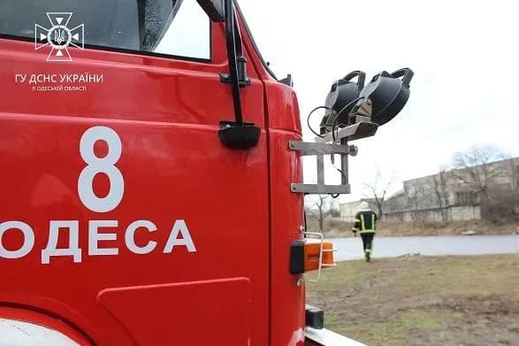 Ризикував життям заради собаки: в Одесі чоловік провалився під кригу