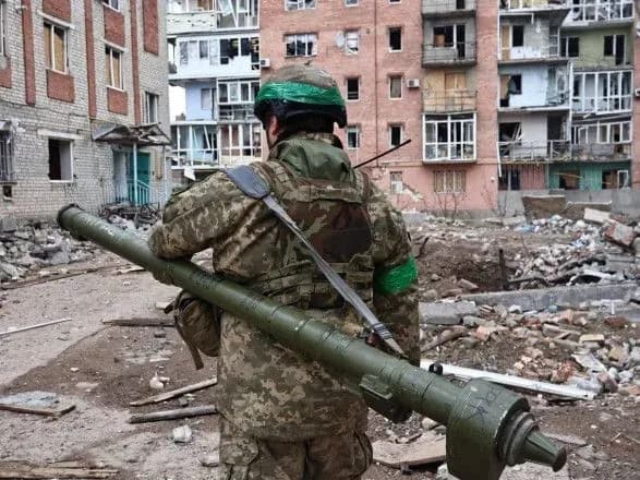 Окупанти й надалі безуспішно намагаються оточити Бахмут і просунутися вперед - Сирський