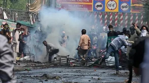 Пакистанский суд приказал полиции приостановить попытку арестовать экс-премьера Хана