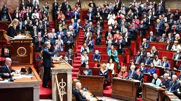 Французький уряд витримав два вотуми недовіри