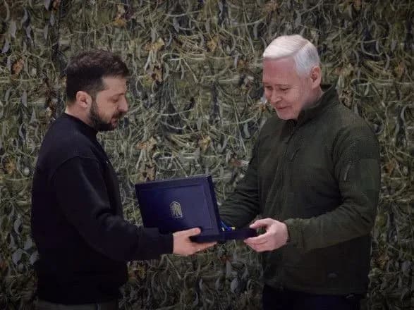 Зеленський приїхав у Харків та передав відзнаку "Місто-герой України"