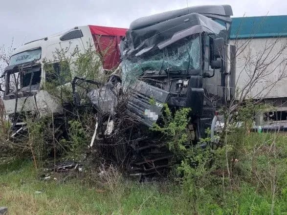 На трасі Одеса-Рені зіштовхнулися три вантажівки, серед трьох постраждалих - дитина