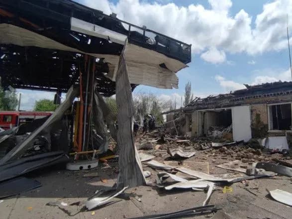 росіяни скинули авіабомби на АЗС у Торецьку, загинула людина, 9 — поранено: розпочато розслідування