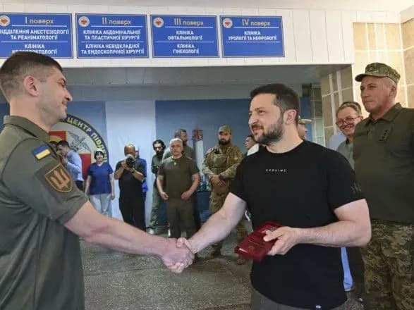 Зеленський відвідав госпіталь з пораненими захисниками на Одещині