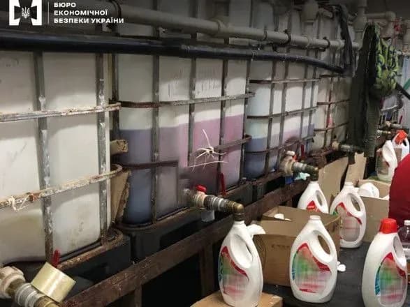 На Закарпатті викрили наймасштабніше виробництво контрафактної побутової хімії: вилучено близько 240 т продукції