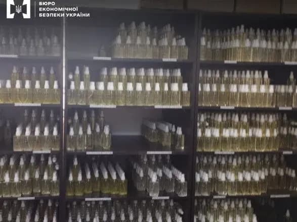 Підробка відомих світових брендів: БЕБ викрило незаконне виробництво парфумів