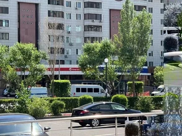 В Астані невідомий захопив заручників у банку: що відомо