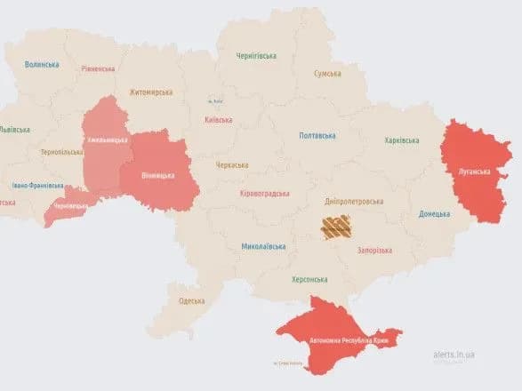 На Хмельниччині лунають вибухи, працює ППО