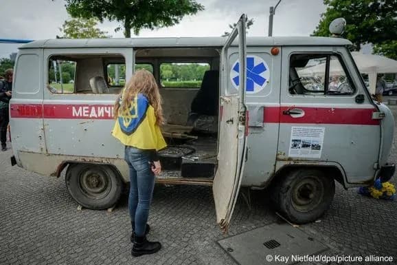 Расстрелянную российскими оккупантами украинскую скорую выставили перед Рейхстагом