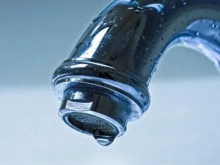 У Києві сталась аварія на водогоні, частина жителів без води, рух перекрито