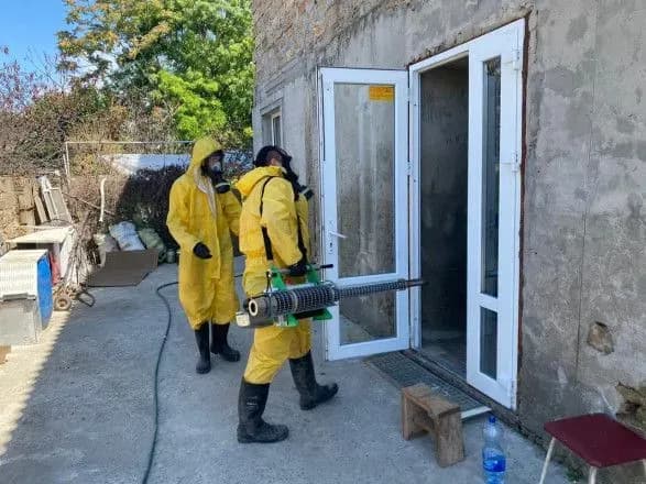 Наслідки підриву Каховської ГЕС: у Херсоні показали, як проводять роботи із дезінфекції територій та об’єктів