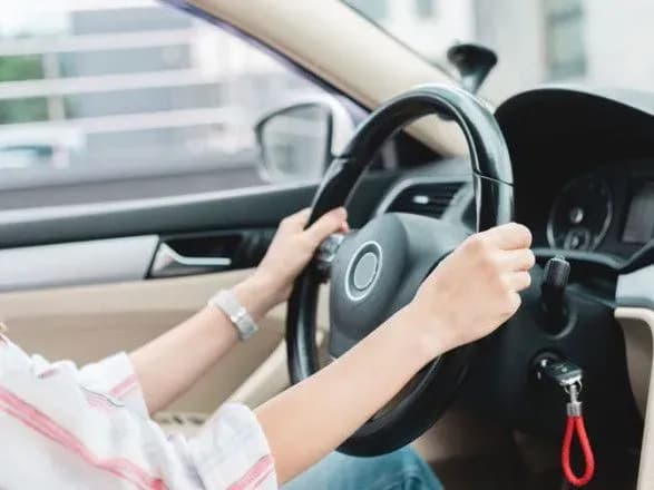 Як безпечно кермувати в спеку: поради для водіїв