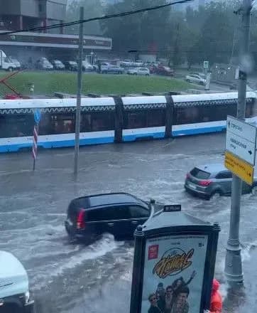 москву затоплює зливами: підпоплено ТЦ та підземні переходи