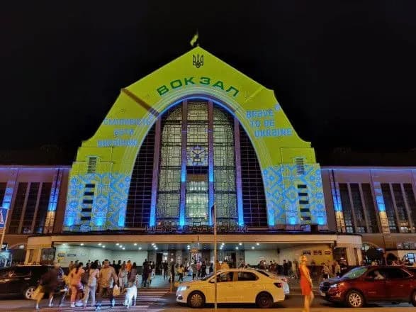Центральний вокзал Києва підсвітили в національних кольорах