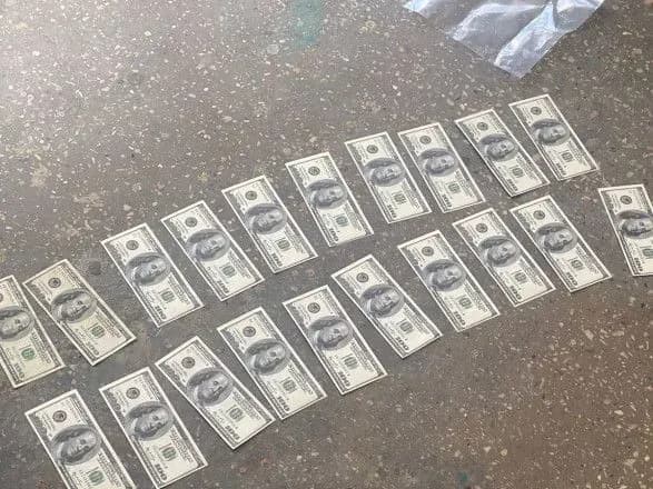 Две тысячи долларов за "положительное" решение ВВК: в Киеве задержали чиновницу, которая помогала уклонистам