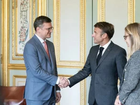 Кулеба зустрівся з Макроном: обговорили військову підтримку, "Формулу миру" і експорт зерна
