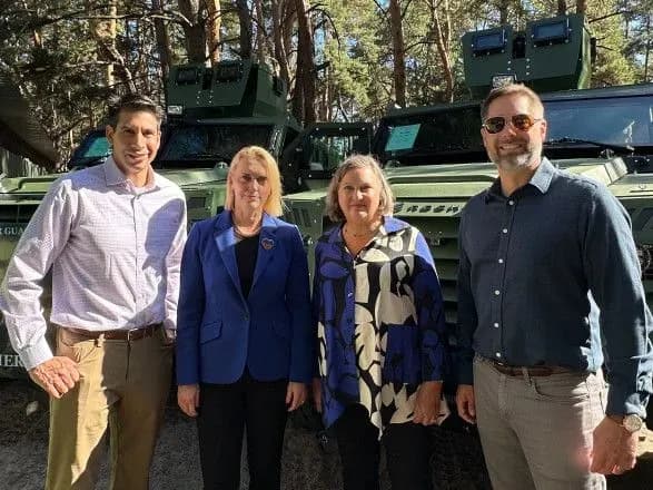 США передадуть 190 протимінних автомобілів українським захисникам