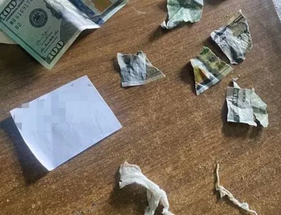 Пыталась съесть взятку: задержаны должностные лица МСЭК, которые требовали деньги у военного