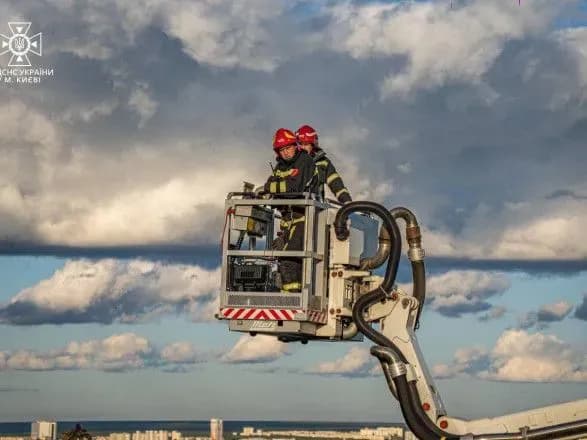 В Киеве спасатели предотвратили самоубийство мужчины, который хотел прыгнуть с моста "Влюбленных"
