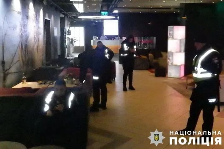 В київському готелі на Печерську після конфлікту один з відвідувачив вистрелив в іншого з травматичного пістолету