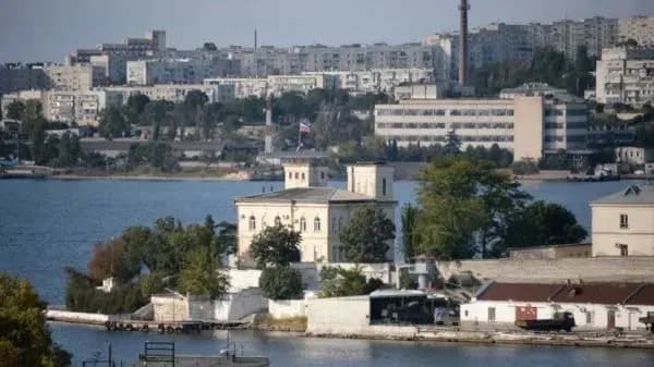 В госпитали Севастополя военные рф везут раненых при ударе по аэропорту Джанкой