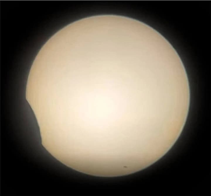 В Украине наблюдали частичное солнечное затмение: первые кадры