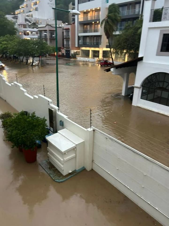 Ураган "Ерік" посилився до "надзвичайно небезпечної" 4-ї категорії на шляху до Мексики