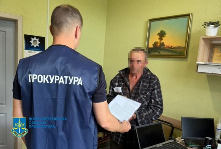 На Дніпропетровщині підозру вручили чоловіку, який вбив гранатою жінку, поранив ще двох і дитину