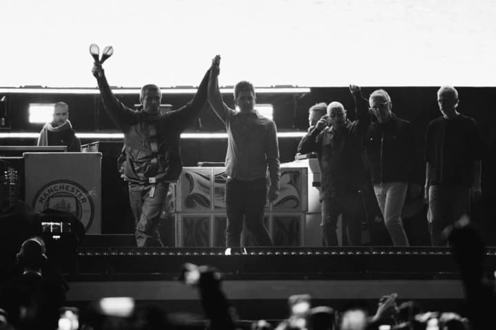 Oasis возз'єдналися на сцені після 16 років: дали перший концерт