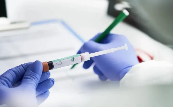 У Британії поширюється штам Covid з новим симптомом