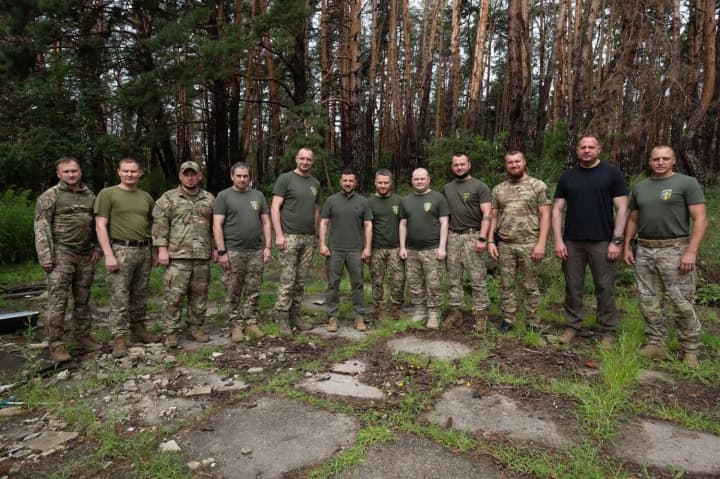 Зеленский встретился с воинами одной из бригад на Волчанском направлении: пообщался с бойцами и вручил награды