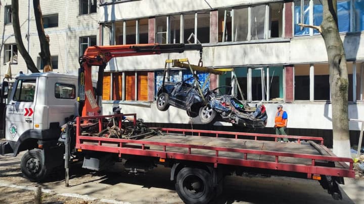 Київ продовжує очищати двори та вулиці від покинутих та пошкоджених авто: де залишилося найбільше