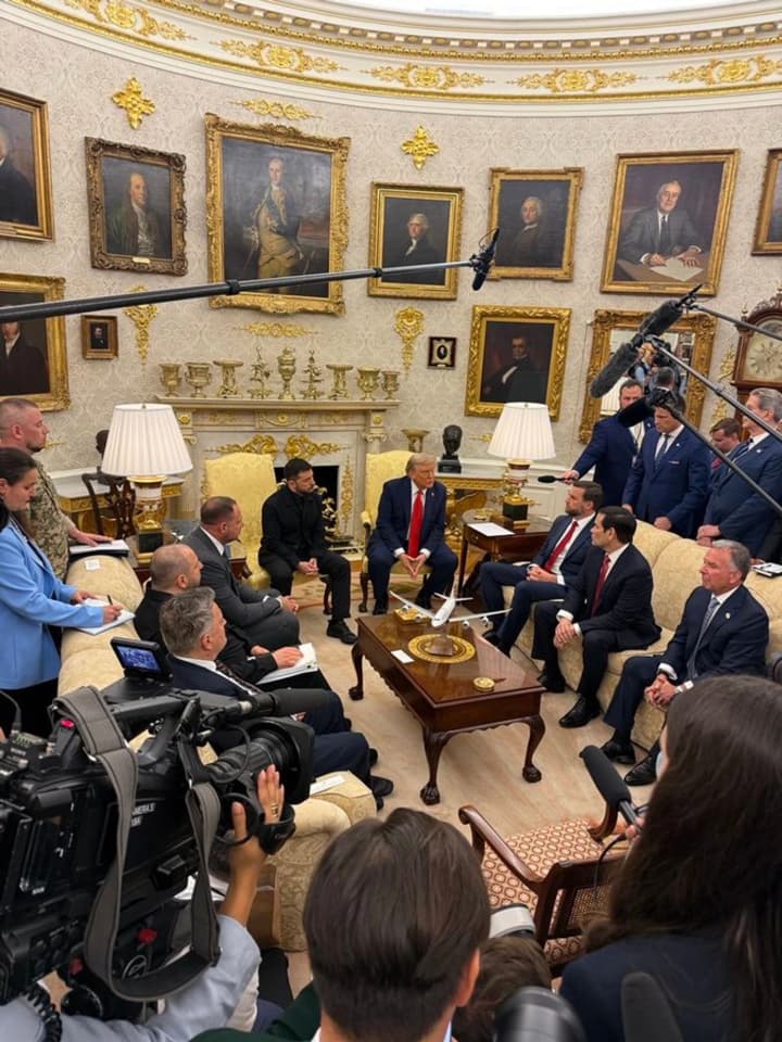 На встрече Трампа и Зеленского сегодня "совсем другой тон" - Bloomberg