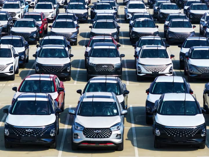 Китайські автогіганти змінюють стратегію через падіння експорту в росію