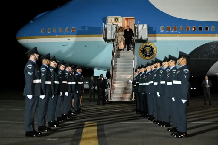 Літак Трампа ледь не зіткнувся з пасажирським рейсом над Нью-Йорком під час подорожі до Лондона - Bloomberg