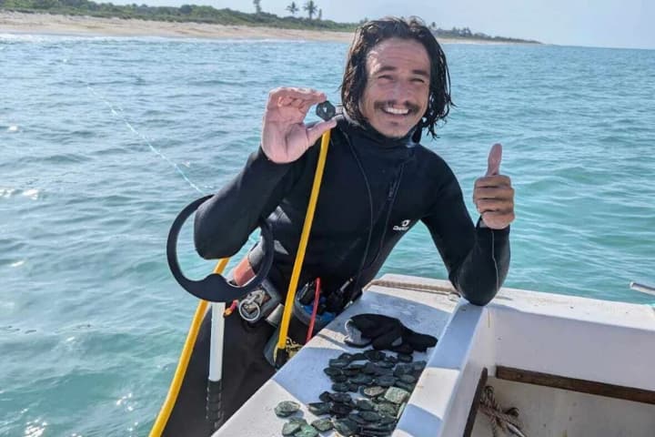 Команда дайверів знайшла скарб іспанських коштовностей на 1 мільйон доларів біля узбережжя Флориди