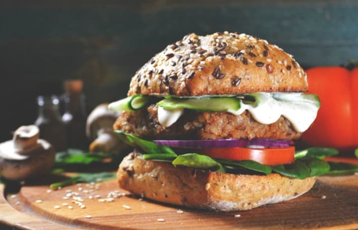 "Стейк може бути лише з м'яса": Європейський парламент проголосував за заборону м'ясних термінів для вегетаріанських продуктів