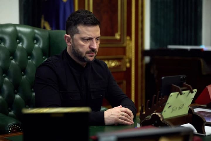 Зеленський: 725 тисяч сімей отримали електрику після обстрілів, Київ майже з водою