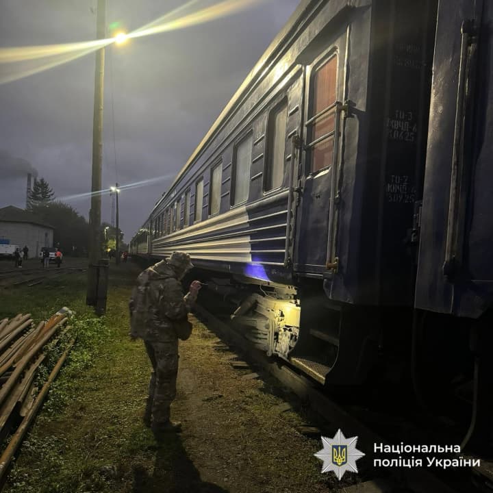 На Івано-Франківщині "замінували" потяг, залізничний рух призупиняли – поліція