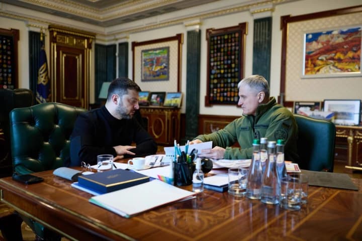 Санкції проти рф, поставки в росію компонентів для зброї і плани кремля: Зеленський отримав доповідь голови СЗР перед візитом до США