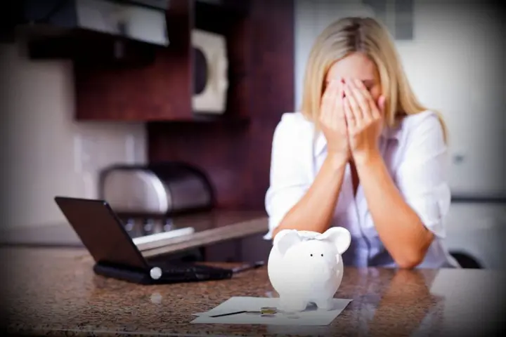 "They call and are rude": complaints about debt collectors increased in Ukraine, almost 1000 appeals this year