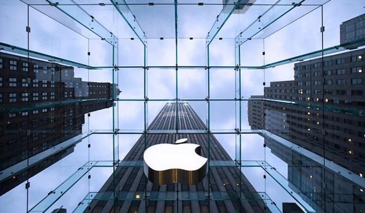 Рыночная стоимость Apple достигла 4 триллионов долларов - Bloomberg