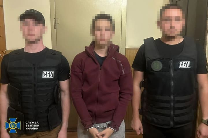 СБУ затримала інформатора рф, який розставляв "відеопастки" на Укрзалізниці, щоб шпигувати за ешелонами ЗСУ