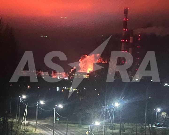 У рф заявили про нічну атаку дронів: під ударом - НПЗ та ГРЕС
