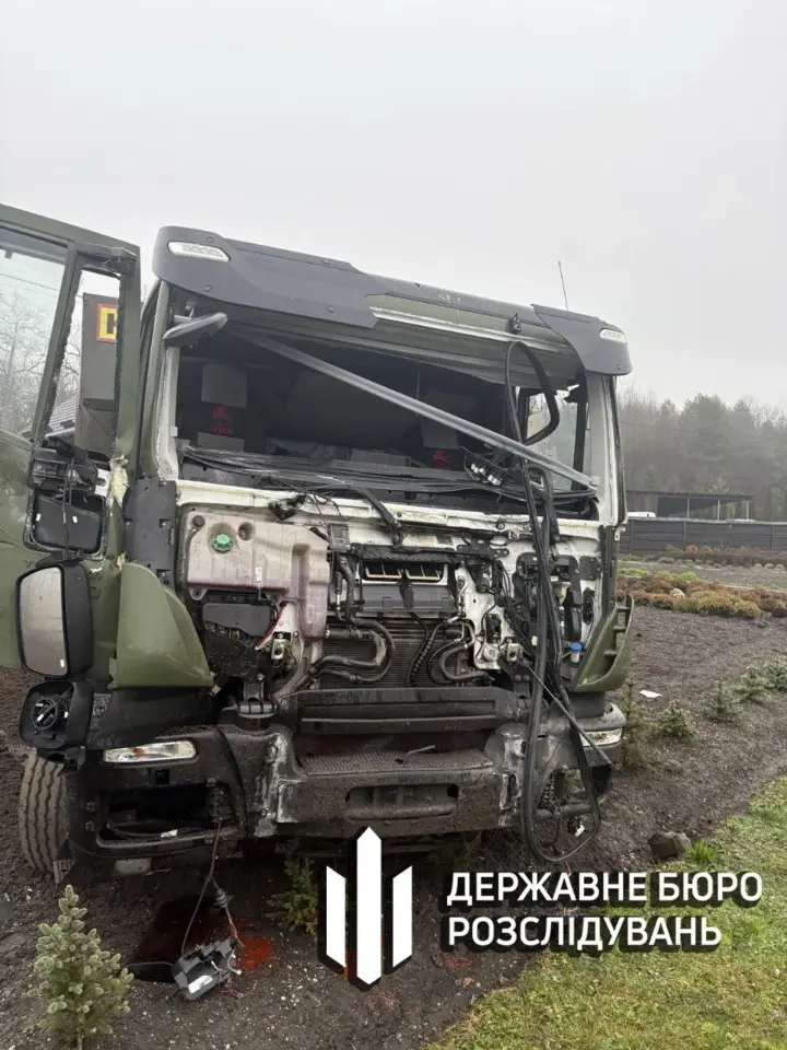 Military truck crashed into a fence in Volyn, driver died